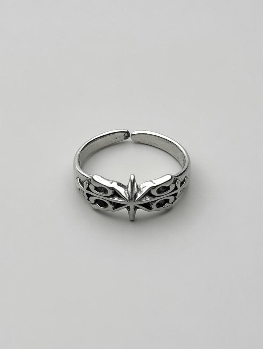 Bague Acier Inoxydable Croix Ornée Gothique – Bijou Statement Central Pointu Sculptural Moderne | Durable