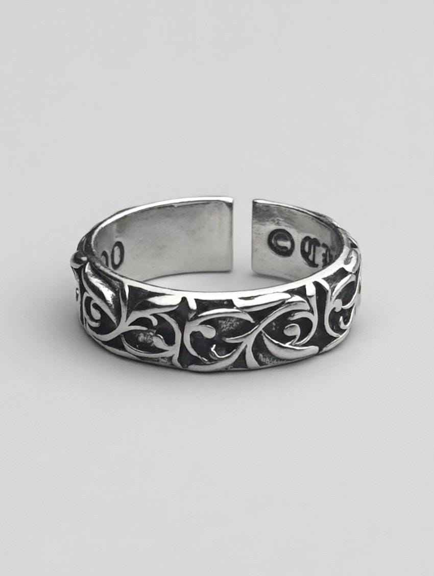 Bague Gothique Gravée Vintage – Acier Inoxydable Unisexe – Ajustable – Style Punk G avec Écriture Noire