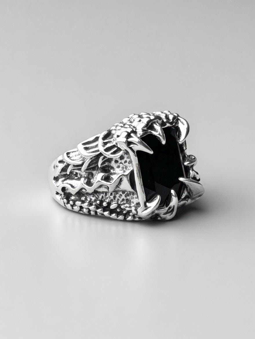 Bague Gothique Sculptée en Argent 925 – Pierre Noire | Massive, Ajustable & Unisexe