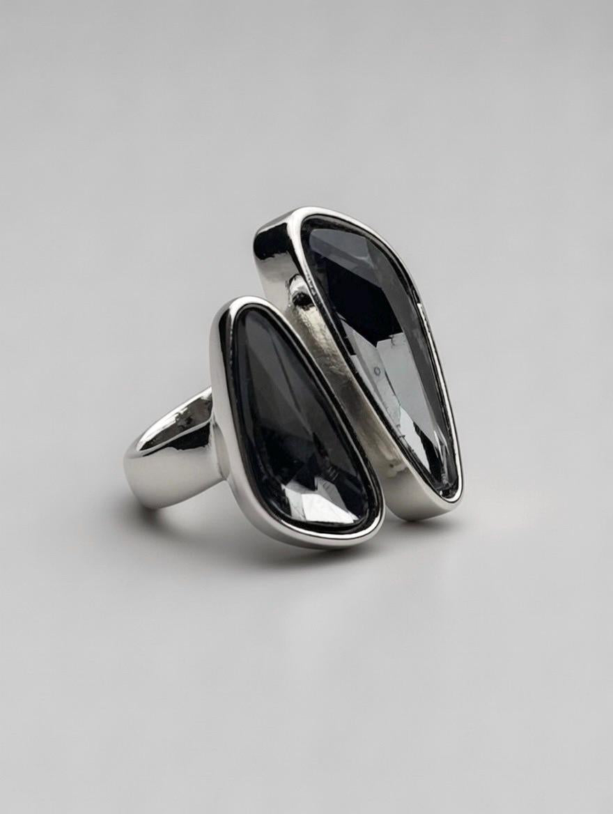 Bague “Obsidienne Asymétrique” – Argent 925, ajustable, pierre noire en verre