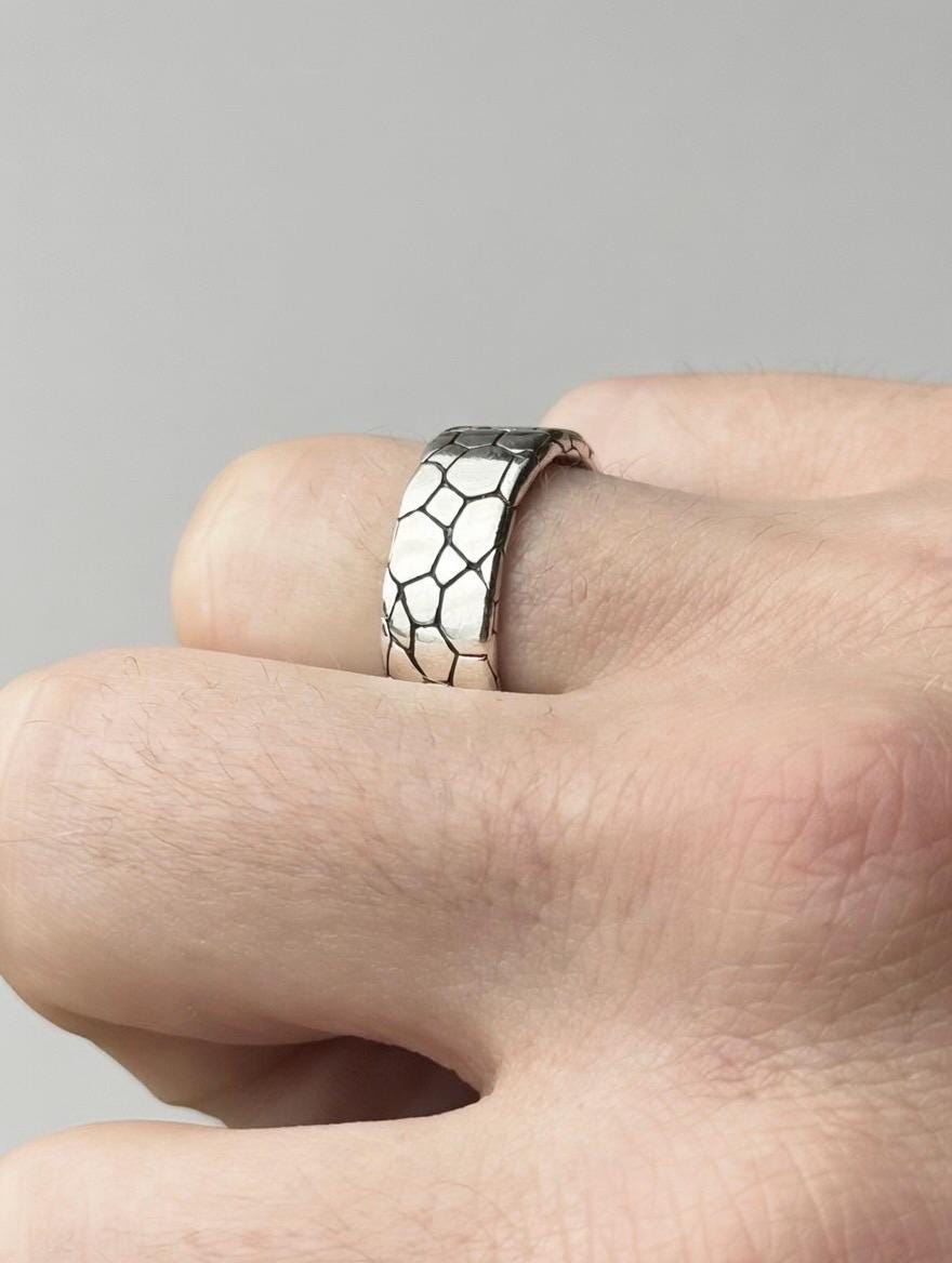 Bague gravée effet craquelé en argent 925 – Design vintage & artistique unique