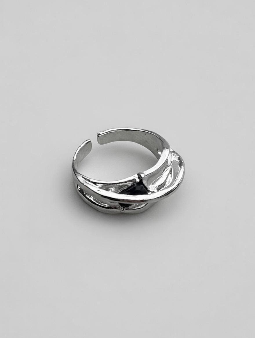 Bague Acier Inoxydable Vagues Organiques & Pierre Noire – Bijou Sculptural Fluide Moderne Ajustable