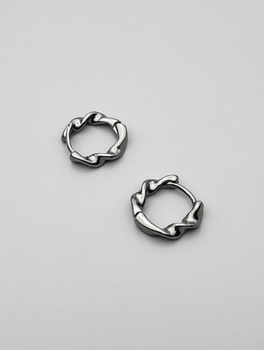 Boucles d’Oreilles Acier Inoxydable Créoles Torsadées Organiques – Hoops Sculpturaux Fluides Minimalistes (Paire)