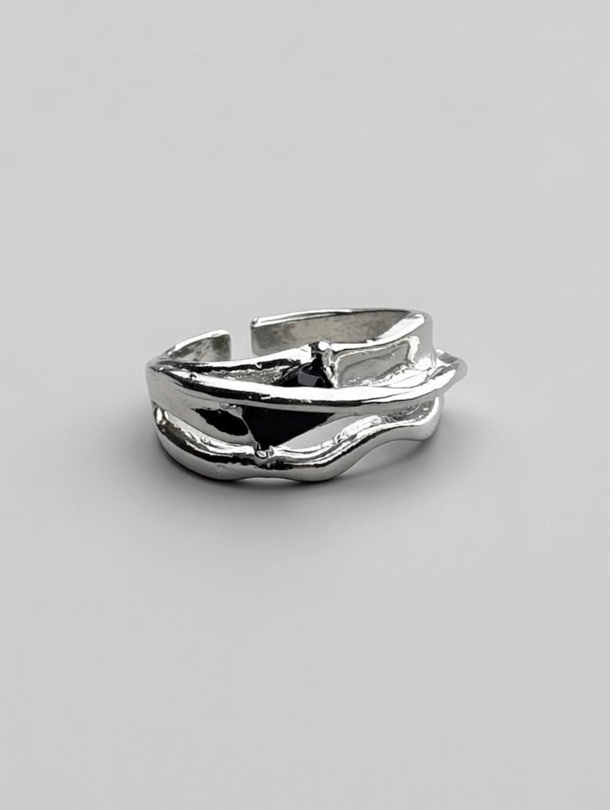 Bague Acier Inoxydable Vagues Organiques & Pierre Noire – Bijou Sculptural Fluide Moderne Ajustable