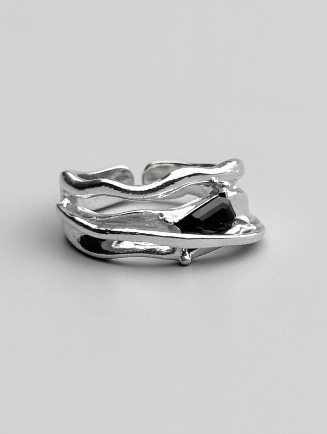 Bague Acier Inoxydable Vagues Organiques & Pierre Noire – Bijou Sculptural Fluide Moderne Ajustable