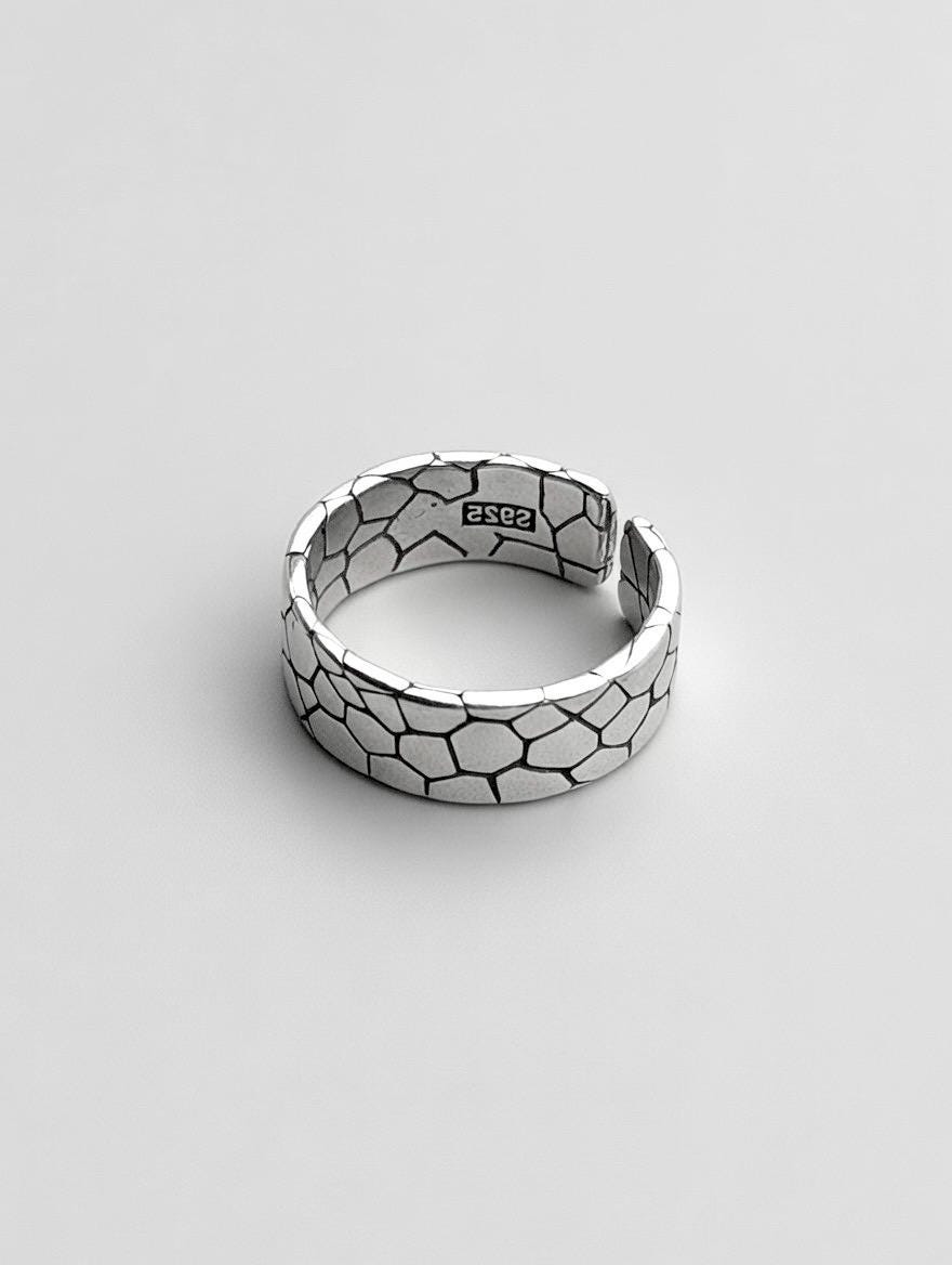Bague gravée effet craquelé en argent 925 – Design vintage & artistique unique