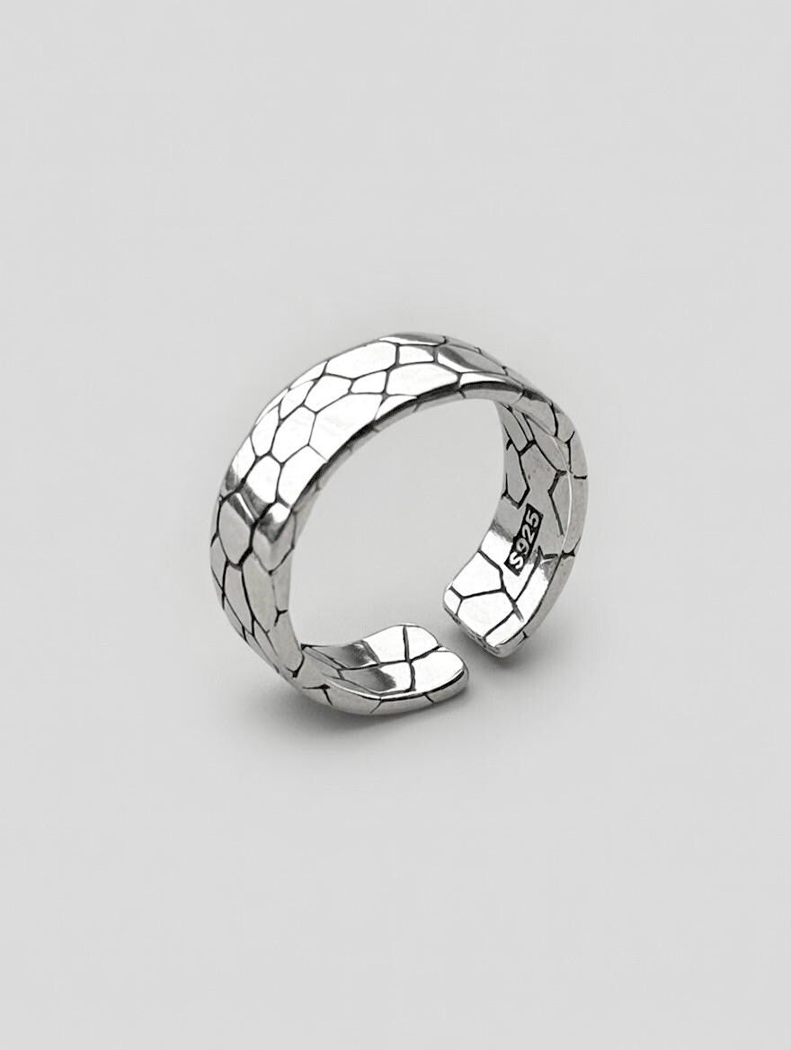 Bague gravée effet craquelé en argent 925 – Design vintage & artistique unique