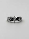 Bague Acier Inoxydable Croix Ornée Gothique – Bijou Statement Central Pointu Sculptural Moderne | Durable