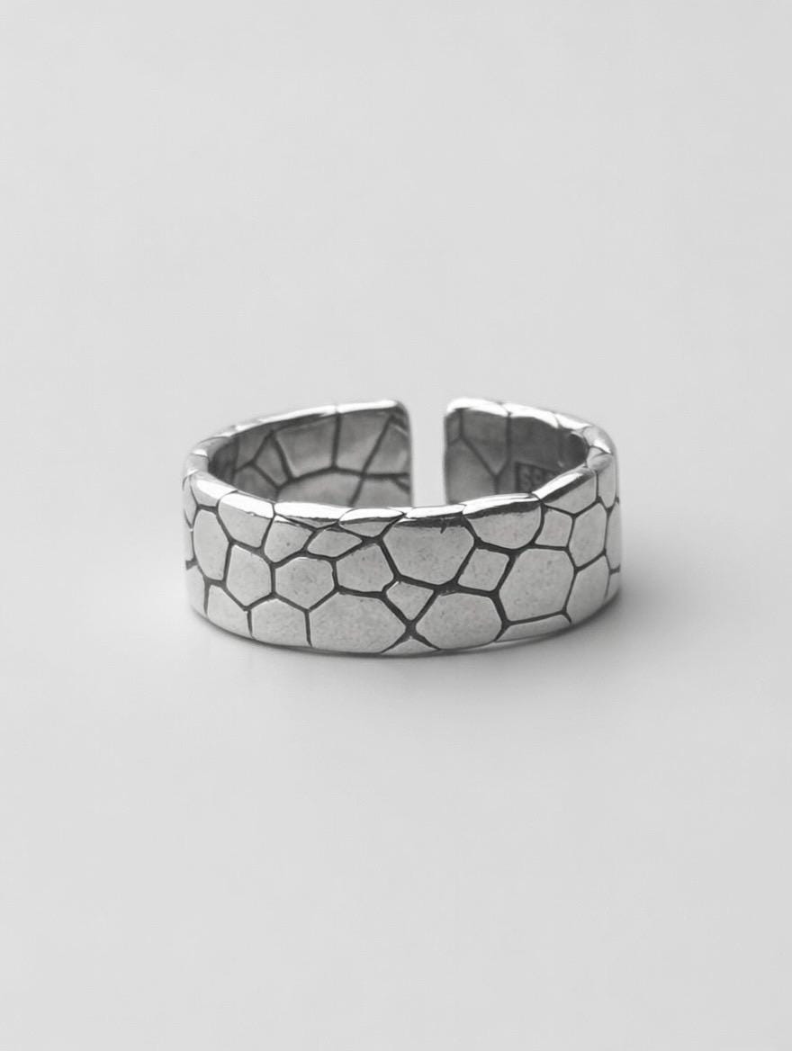 Bague gravée effet craquelé en argent 925 – Design vintage & artistique unique