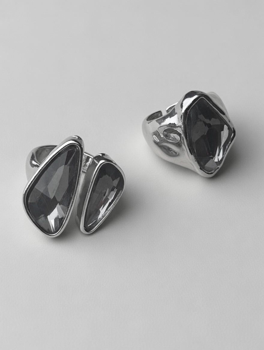 Bague “Obsidienne Asymétrique” – Argent 925, ajustable, pierre noire en verre