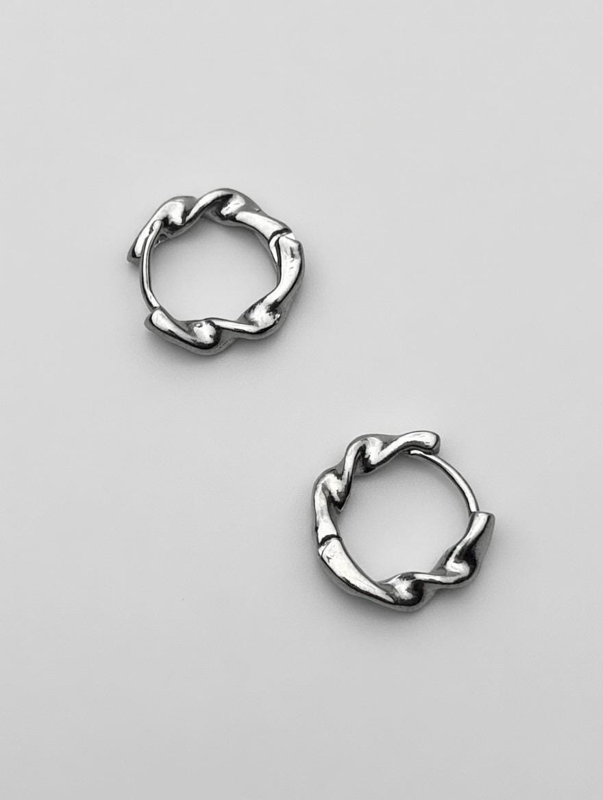 Boucles d’Oreilles Acier Inoxydable Créoles Torsadées Organiques – Hoops Sculpturaux Fluides Minimalistes (Paire)