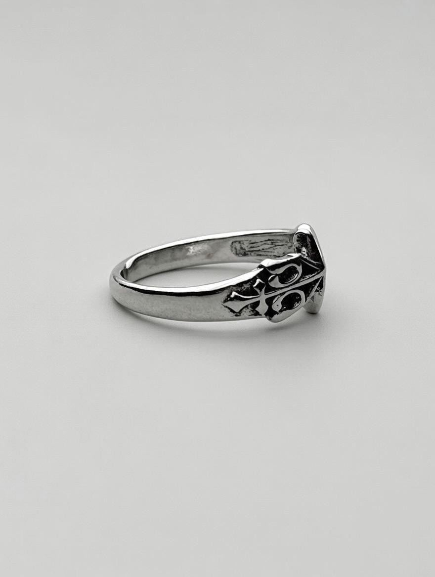 Bague Acier Inoxydable Croix Ornée Gothique – Bijou Statement Central Pointu Sculptural Moderne | Durable