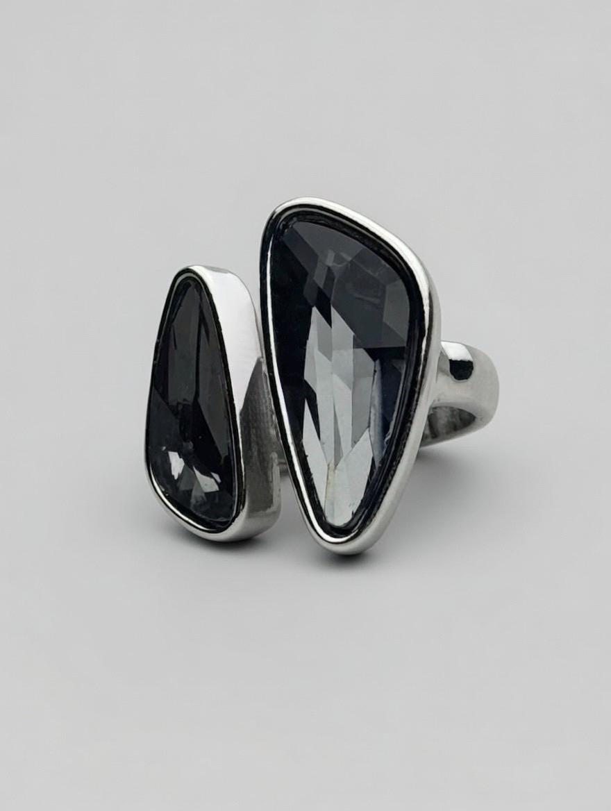 Bague “Obsidienne Asymétrique” – Argent 925, ajustable, pierre noire en verre