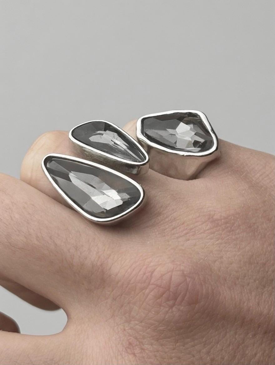 Bague “Obsidienne Asymétrique” – Argent 925, ajustable, pierre noire en verre
